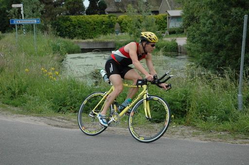 Anton fietsend in Nieuwkoop